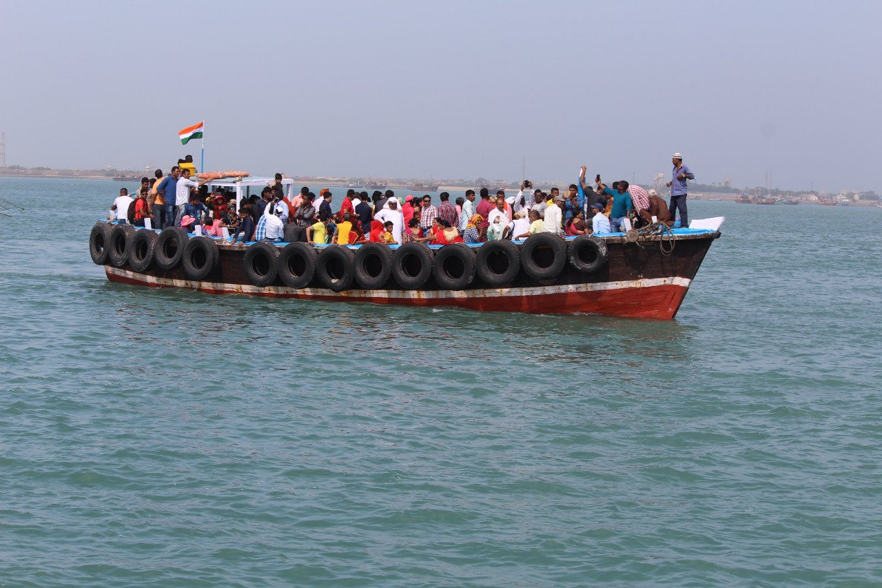 द्वारिकाधीश: समंदर में बोट से कुलांचे मारने का आनंद ही कुछ और है