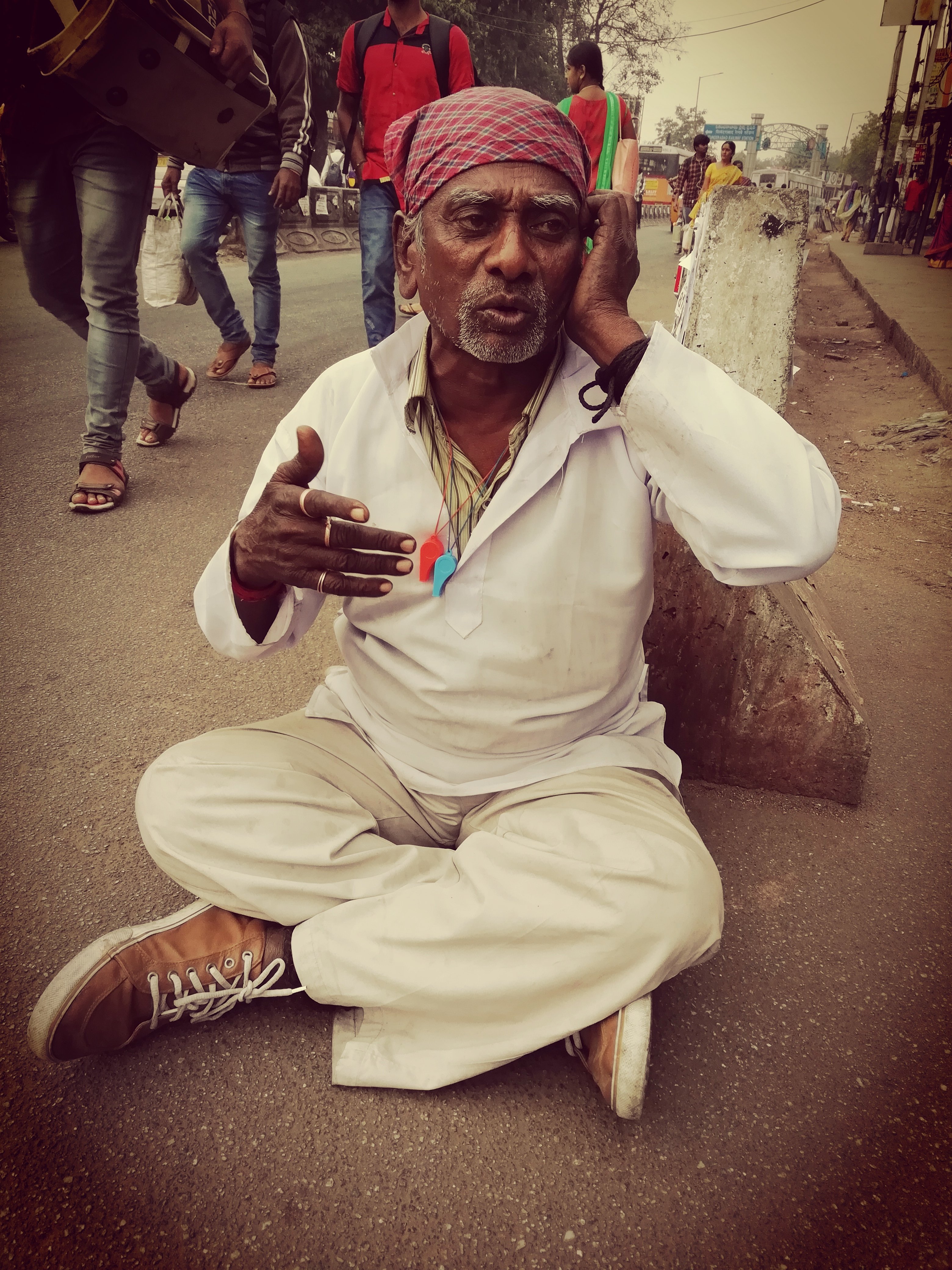 जीवन में खुश रहना है तो जरा ट्रैफिक वाले चचा को पढ़ लें