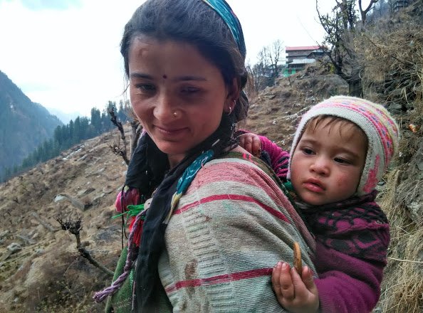 PART9: पीठ पर मासूम और चेहरे पर मुस्कान, यूं हुई #Malana में एंट्री malana family, himachal pradesh