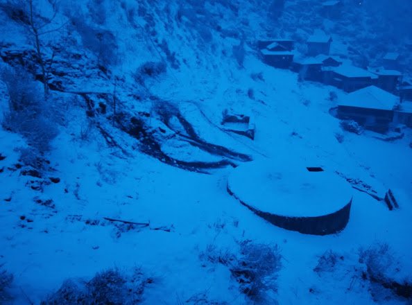 मलाना गांव के सभी घरों पर बर्फ की चादर बिछने लगी थी. सर उठाने पर पहाड़ियों की चोटी बर्फ से लदी थी. लग रहा था किसी ने सफेद चादर डाल दिया हो.