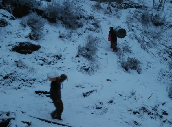 मलाना गांव में बर्फबारी के बीच भी कई ग्रामीण लकड़ी काटकर घर की ओर लौटते दिखें. शाम को गेस्ट हाउस के पास लकड़ी जलाकर म्यूजिक का प्रोग्राम रखा गया. ललीत ने बताया कि बर्फबारी रूकने पर ही ऐसा संभव है. 