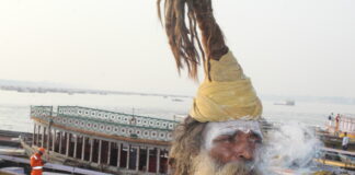 काशी समय और धैर्य दोनों मांगता है, PHOTOS में देखें बनारस के अलग-अलग रंग BANARAS MONK
