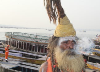 काशी समय और धैर्य दोनों मांगता है, PHOTOS में देखें बनारस के अलग-अलग रंग BANARAS MONK