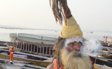 काशी समय और धैर्य दोनों मांगता है, PHOTOS में देखें बनारस के अलग-अलग रंग BANARAS MONK